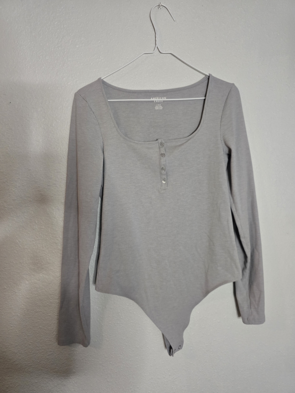 American Eagle Outfitters Ribbed Long-Sleeve Scoop Neck Bodysuit in Light Gray
